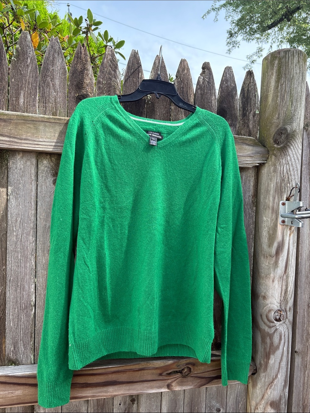 Club Monaco large Kelly green cashmere v-neck!
